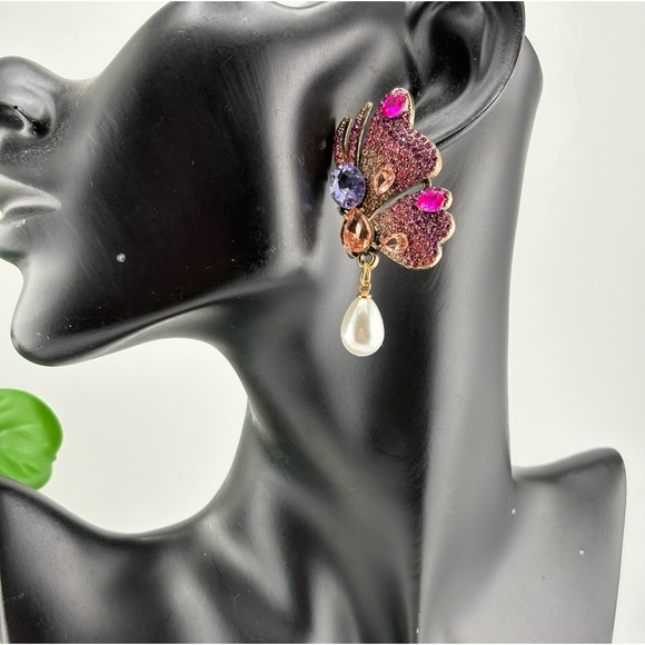 ๐ฆ Pink Butterfly Crystal Earrings with Pearl Drop โจ - Picture 5 of 7